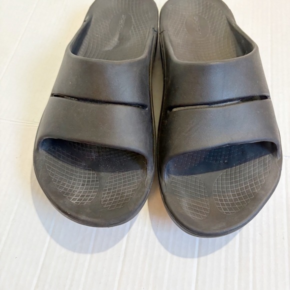 Oofos Ooah Slide Sandals Recovery Sandals Size 12 Size EU 45 Black Comfort Foam - Picture 2 of 8